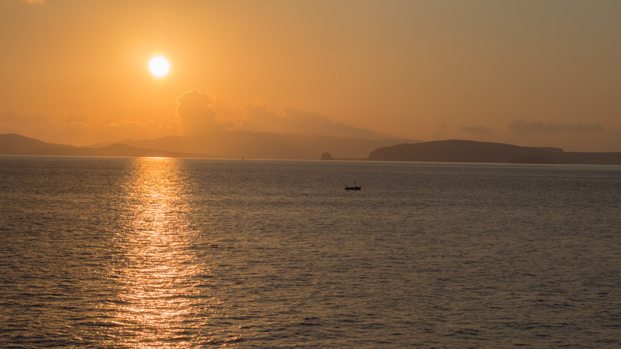 Lever de soleil sur le ferry, bye bye Milos !