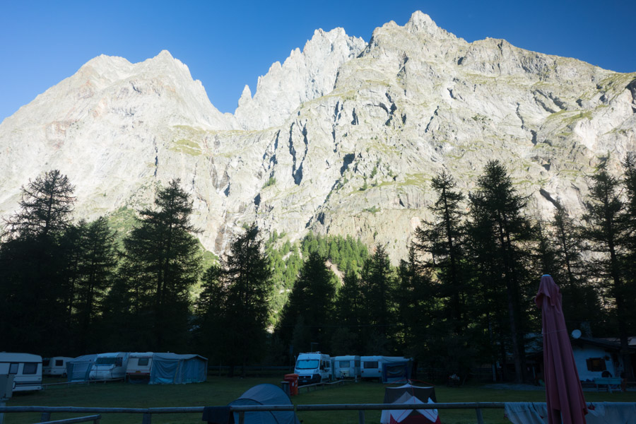 Le massif du mont blanc déjà dans le soleil alors que le camping dort encore