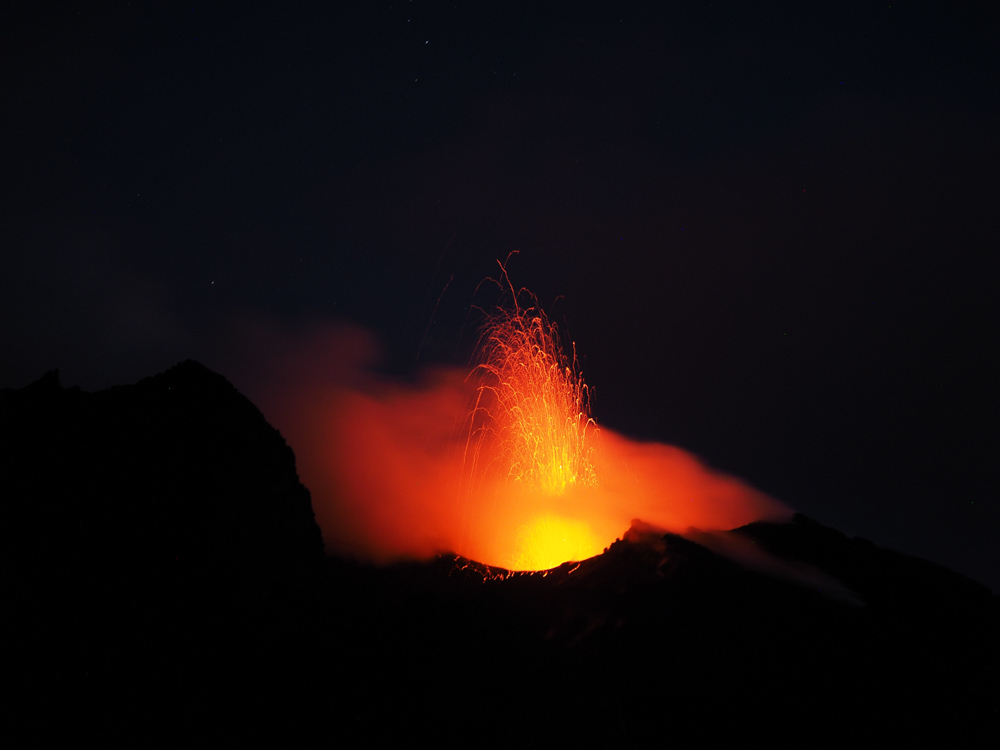 stromboli night eruption