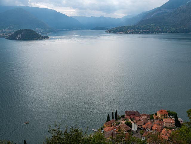 vue panoramique sur le lac depuis le chateau