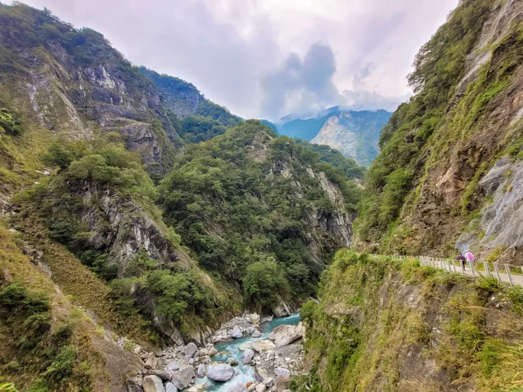 Baiyang trail above water