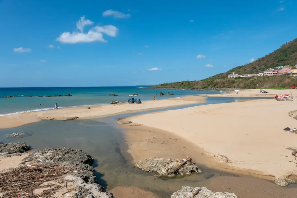 la plage en face de l'hotel