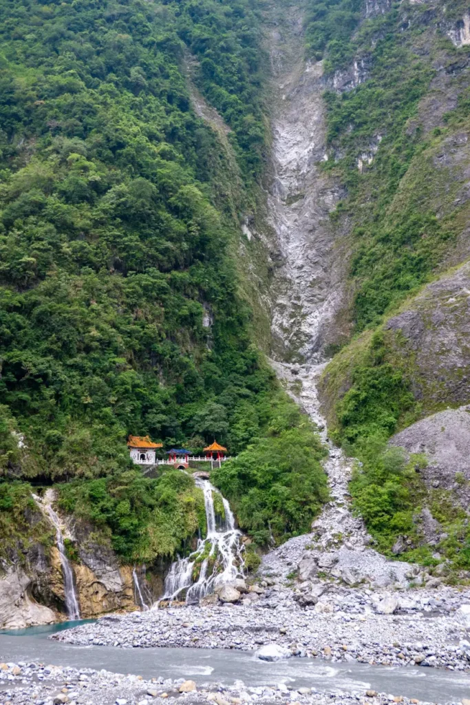 Taroko petit temple grande montagne