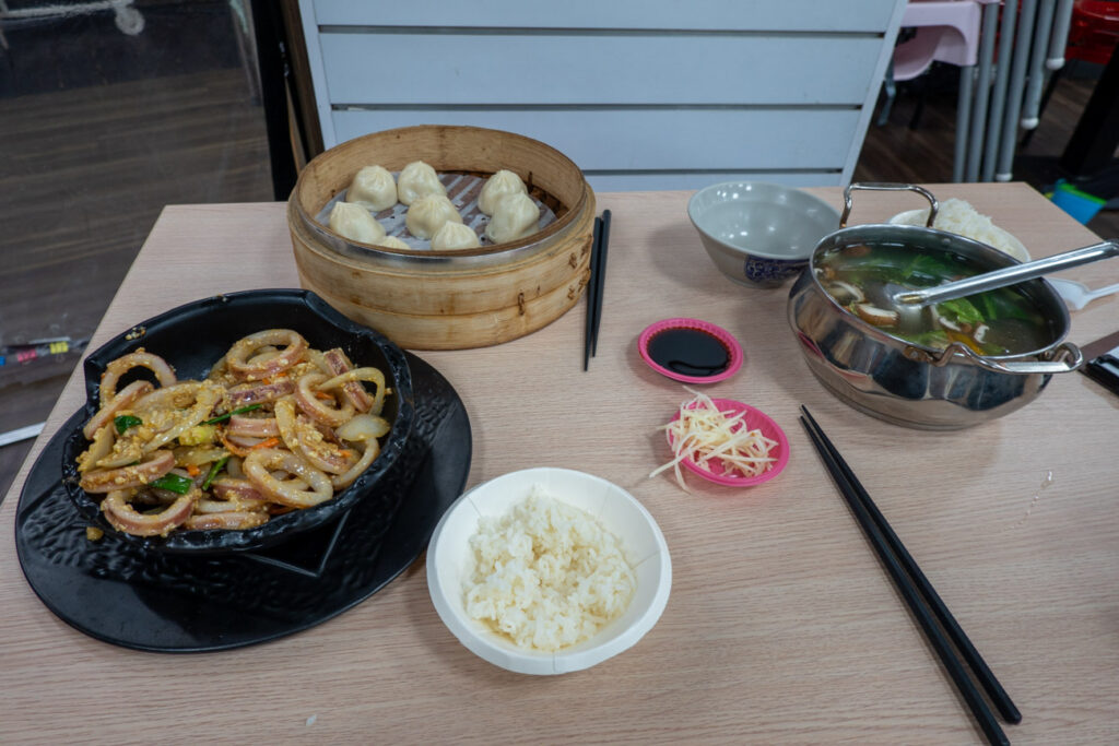 xia long bao, calamars frits à l'oeuf et soupe de legume au tofu frit